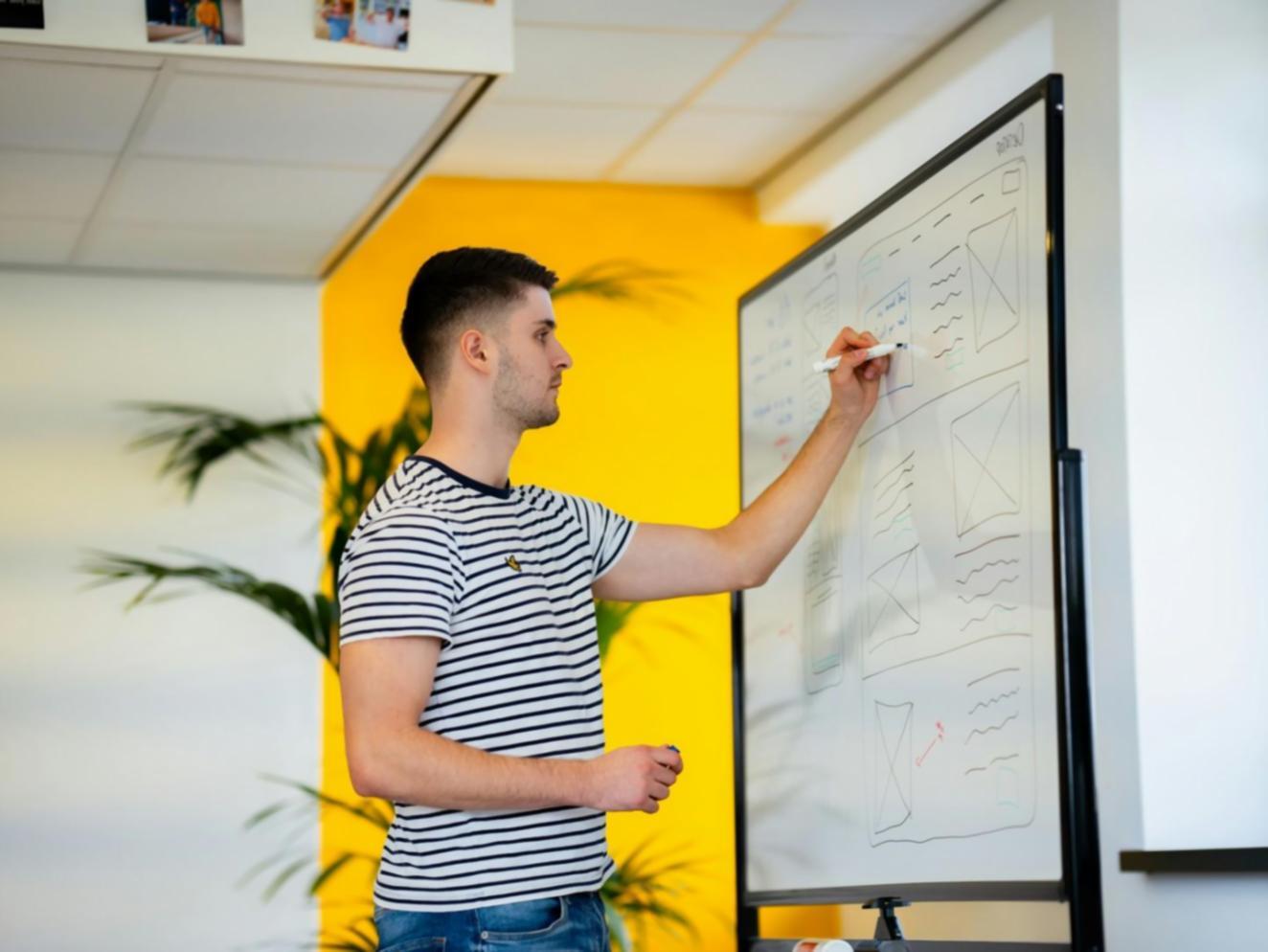 Analyse de documents financiers sur bureau avec calculatrice et graphiques